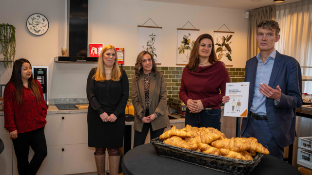 Jan-Kees van Wijnen (tanteLouise) en Katja Drost (CZ zorgkantoor) presenteren het rapport aan de medewerkers van VanThuisUit