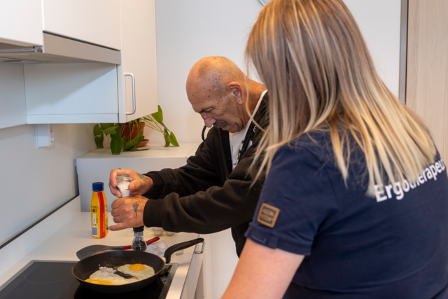 Een ergotherapeut kijkt mee met eieren bakken