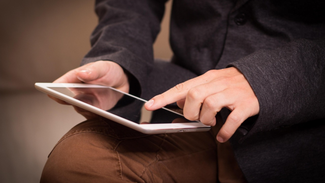 Iemand leest op een tablet.
