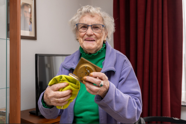 Een bewoner van tanteLouise stoft zelf haar spullen af