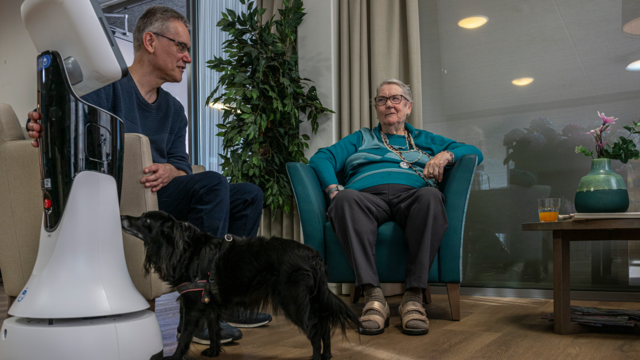 Mantelzorger Peter laat zijn moeder zien wat zorgrobot Sara zoal kan