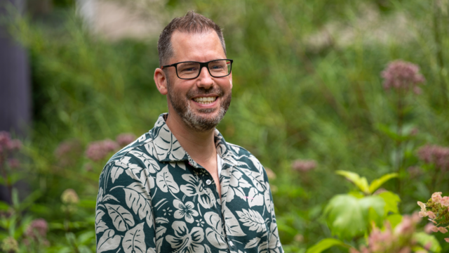 Portret van Bart buiten in de tuin van het hospice van tanteLouise