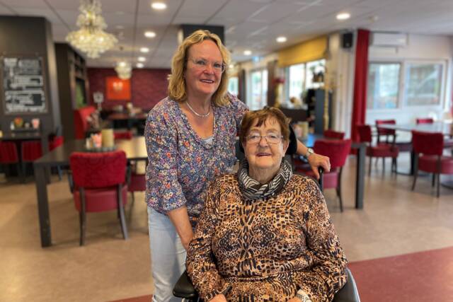 Yvonne en Dina Oosterwaal in het restaurant van Het Nieuwe ABG
