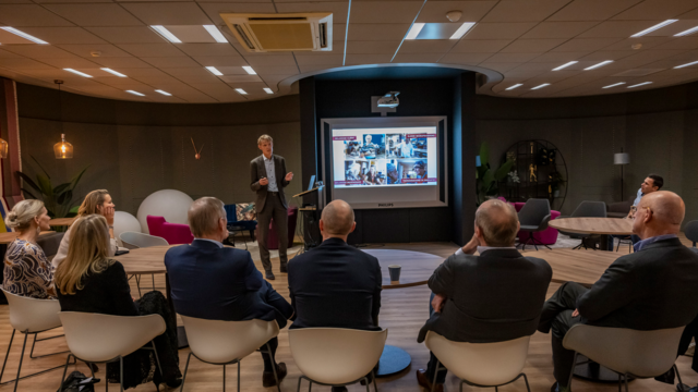 Jan-Kees aan het presenteren voor de groep