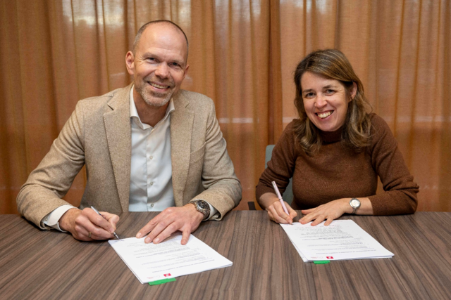 Ingeborg Roks en Bas Moens ondertekenen de overeenkomst