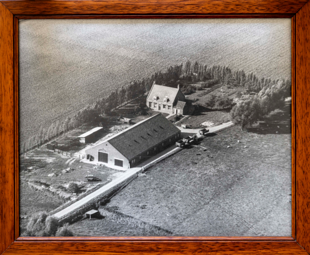 Een zwartwit luchtfoto van de boerderij