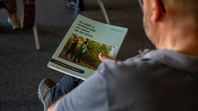 Eerdere groep deelnemers tijdens een beweegoefening