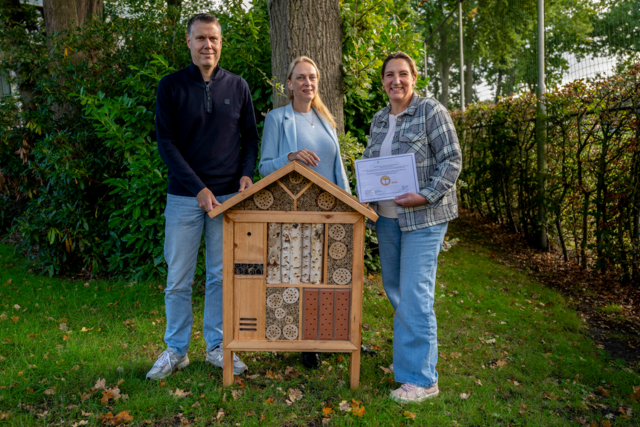 Collega's van tanteLouise laten het certificaat milieuthermometer zien
