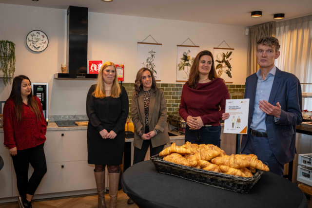 Jan-Kees van Wijnen (tanteLouise) en Katja Drost (CZ zorgkantoor) presenteren het rapport aan de medewerkers van VanThuisUit