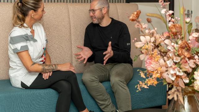 Verpleegkundige Lissy in gesprek met collega Bart
