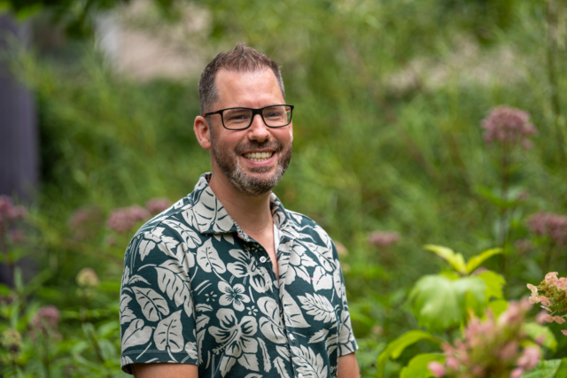 Portret van Bart buiten in de tuin van het hospice van tanteLouise