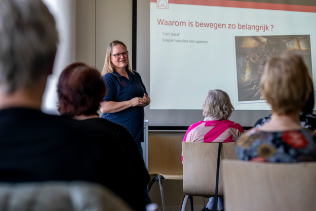 Fysiotherapeut Willemijn voor de groep tijdens een eerdere informatiebijeenkomst.