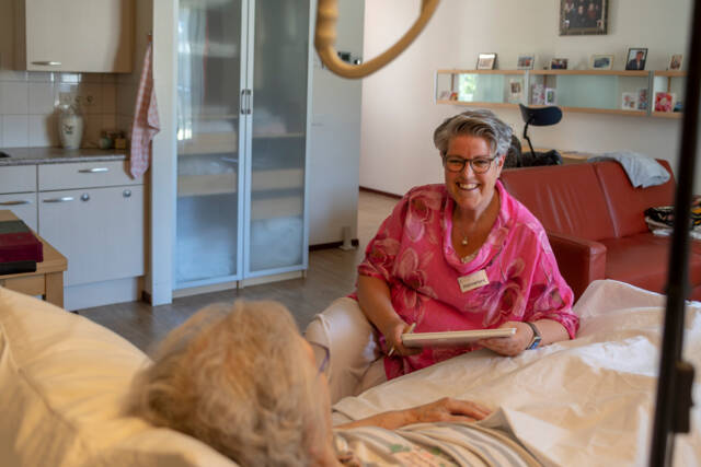 Hannelore Dons maakt een rondje langs de gasten van het hospice.
