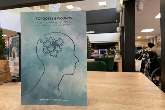 Het proefschrift van Demi Havermans heeft een blauwgroene cover met pictogram van een hoofd met een brein als puzzelstukjes