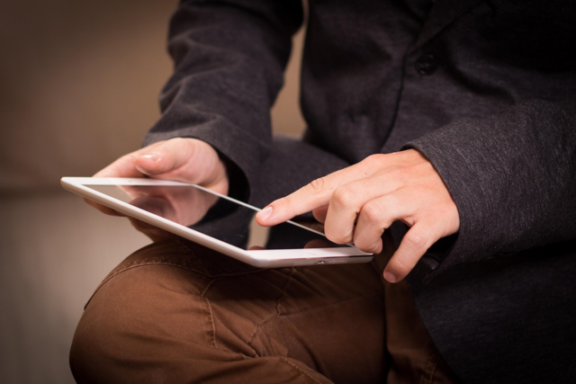 Iemand leest op een tablet.