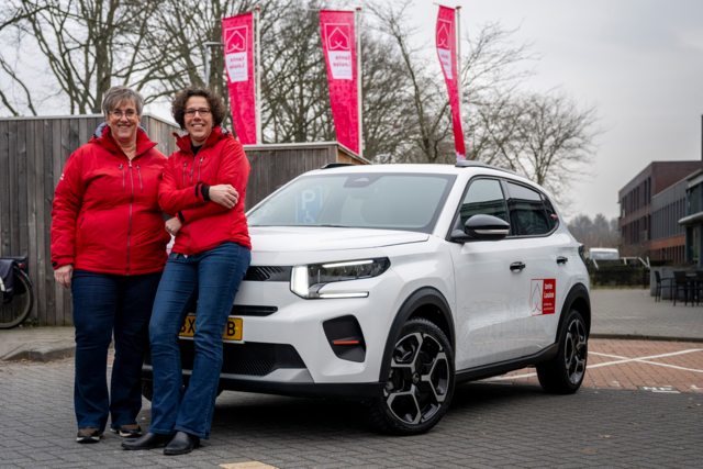 Teamleider Miranda en manager Mariska bij een van de elektrische auto's van het TVT
