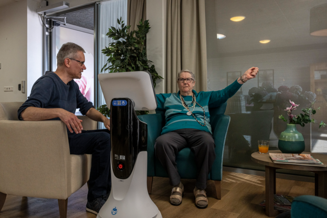 Een bewoonster van Bosgaard met zorgrobot Sara.
