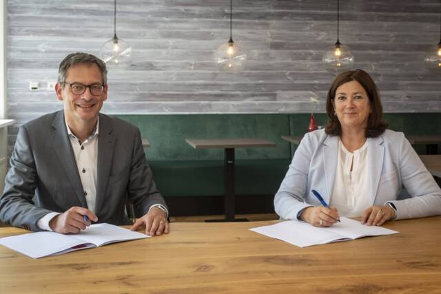 Joep de Groot en Conny Helder tekenen samenwerkingsovereenkomst.