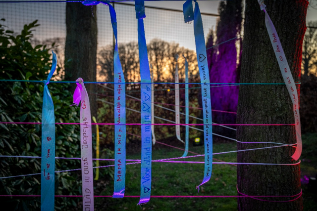 Lintjes met namen van overledenen tijdens de gedenkavond