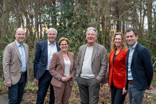 Op de foto zie je de zes leden van de raad van toezicht van tanteLouise.