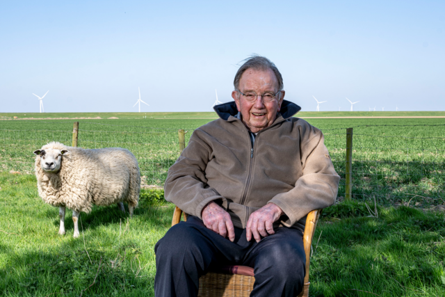 Jan Geluk in de wei bij de schapen