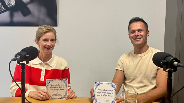 Sylvana en Daan in de podcaststudio