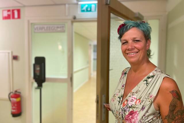Verpleegkundige Angie Verdult zet de deur open