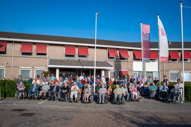 Alle deelnemers van de rolstoeldriedaagse in 2019 poseren voor Heideduin
