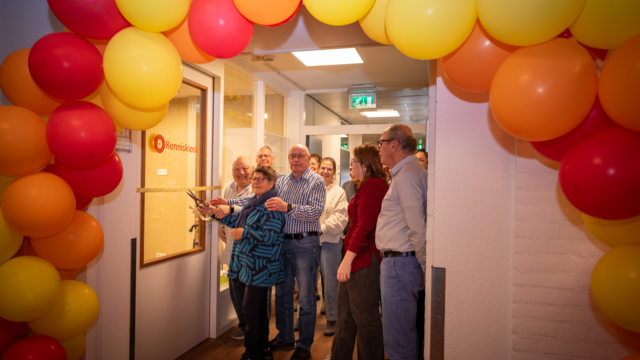 Deelnemers van VanThuisUit knippen het lintje door