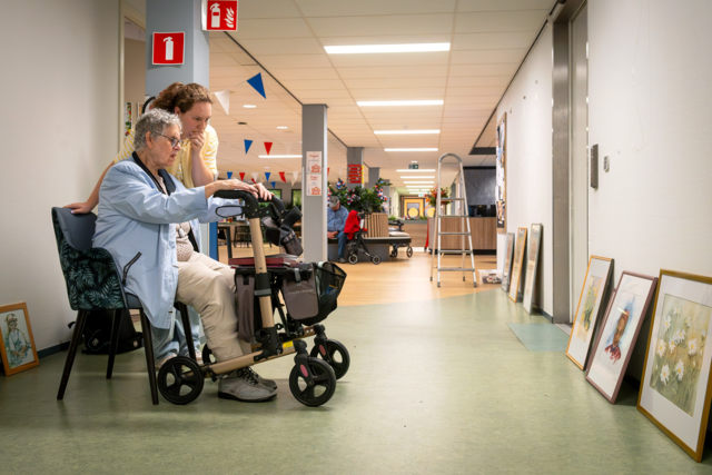 Trees en Fabienne bekijken waar welke schilderijen komen te hangen