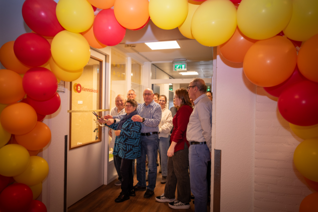 Deelnemers van VanThuisUit knippen het lintje door