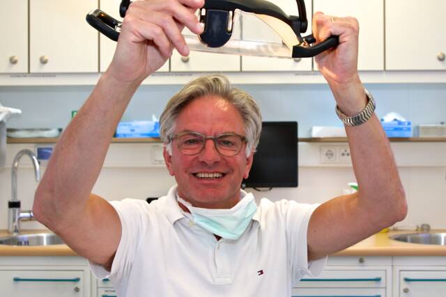 Tandarts Gerard Franken in de tandartsbus