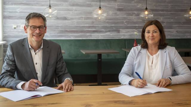 Joep de Groot en Conny Helder tekenen samenwerkingsovereenkomst.