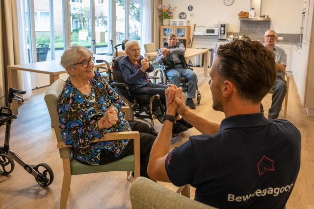 Een beweegagoog van tanteLouise geeft les aan bewoners van de Parkinson-woning.