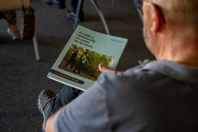 Eerdere groep deelnemers tijdens een beweegoefening