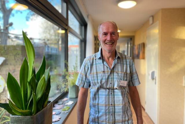 Vrijwilliger Bert in de gang van hospice de Markies