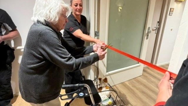 Een bewoonster van Stuijvenburgh knipt symbolisch het lintje door.
