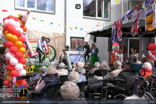 Het bestuur van tanteLouise op het podium.