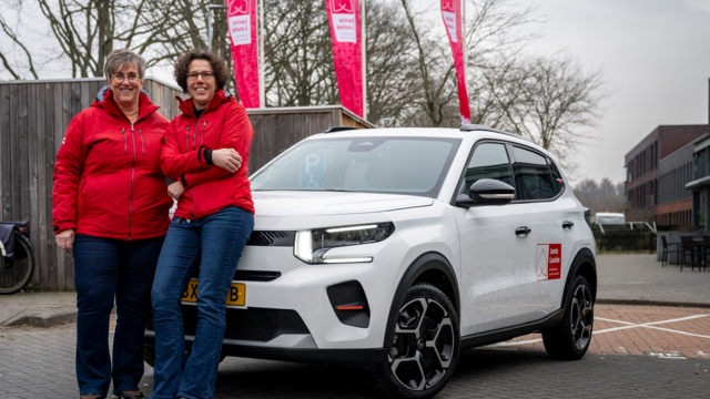 Teamleider Miranda en manager Mariska bij een van de elektrische auto's van het TVT