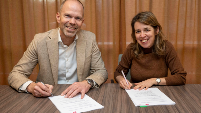 Ingeborg Roks en Bas Moens ondertekenen de overeenkomst