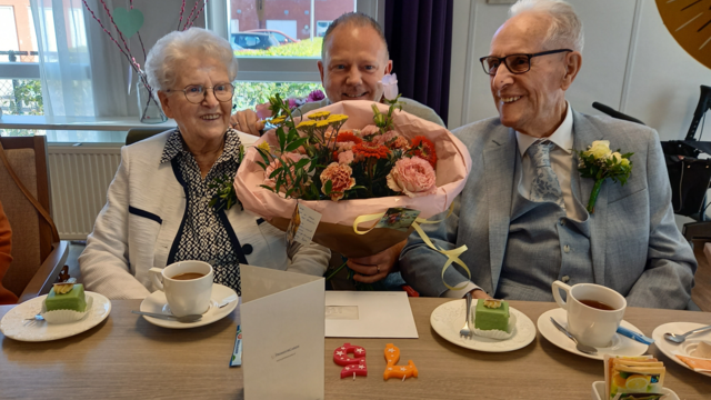 Het echtpaar krijgt een mooie bos bloemen.
