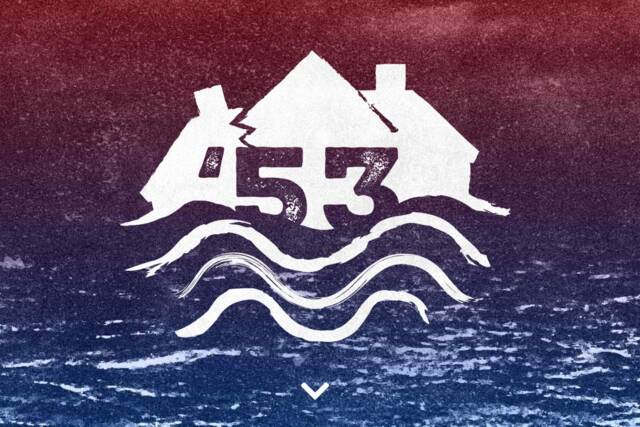 Logo van theatervoorstelling '53, golven met daarop huizen grafisch afgebeeld.