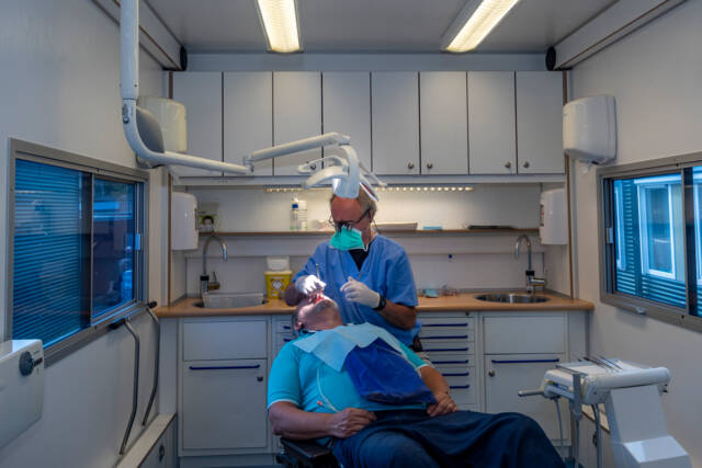 Tandarts Albert van Dijk van NoviaCura aan het werk in de tandartsbus