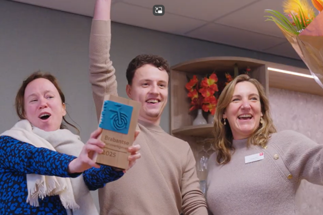 Collega's van tanteLouise laten trots de award zien