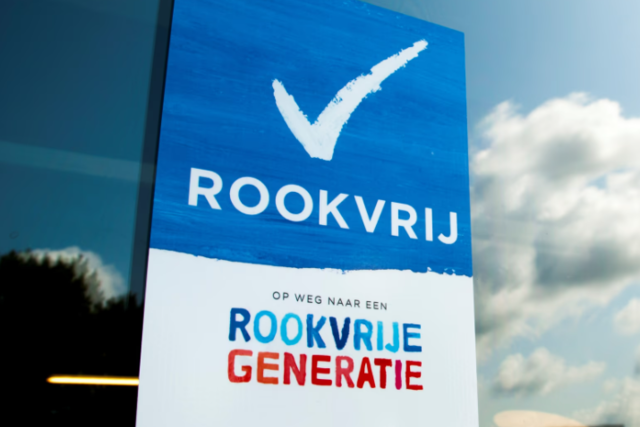 Poster met de tekst rookvrije generatie op een raam.