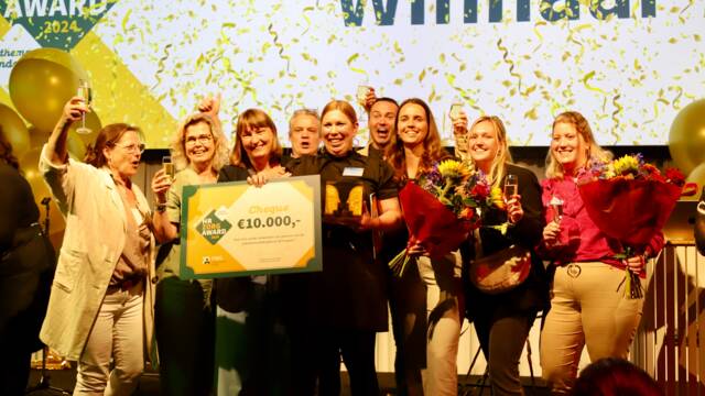 Onze collega's met de prijs op het podium