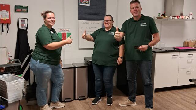 Drie collega's van Bosgaard zijn ambassadeur afval, te herkennen aan de donkergroene t-shirts