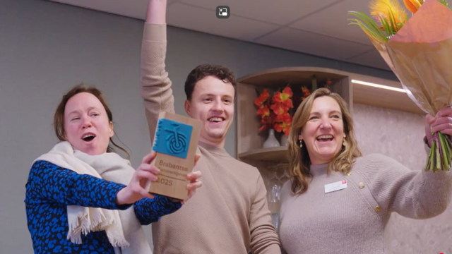 Collega's van tanteLouise laten trots de award zien