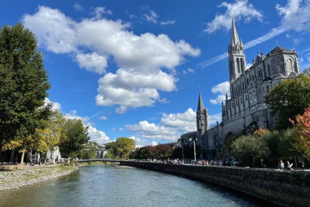 Een blik op de heiligdommen van Lourdes