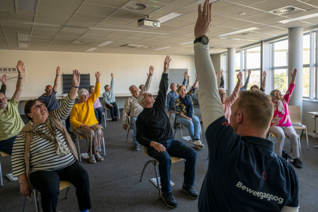 Eerdere groep deelnemers tijdens een beweegoefening